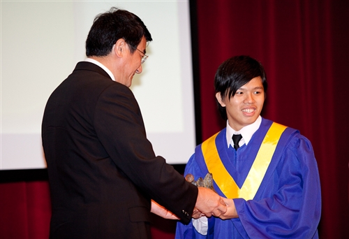 本校蘭陽校園於5日上午舉行第2屆畢業生之畢業典禮，典禮全程以英語進行。畢業生帶著師長及學弟妹的祝福，昂首開展人生新的里程碑。