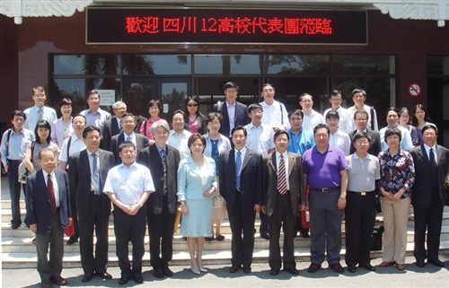 「川台高校校長論壇」四川代表團之四川大學謝和平校長等一行33人蒞校參訪，本校張家宜校長於驚聲國際會議廳主持簡報及座談，針對學術、教育等議題進行交流。