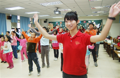 本校親善大使團在淡水校園舉辦「禮儀小兵總動員，探索世界大冒險」成長營，安排的課程包括美姿美儀、國際禮儀與說話的藝術、用餐禮儀、世界萬花筒等，教導參與學童正確的生活禮儀。