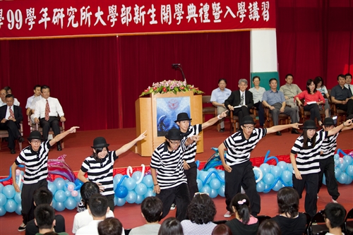 新淡江人登克難坡，本校99學年度新生開學典禮暨入學講習於淡水校園隆重舉行。