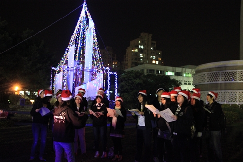 「淡江一甲子，旋轉久久，迎向100 蛋捲點燈」暨「2010白色聖誕化妝舞會」活動熱鬧登場。