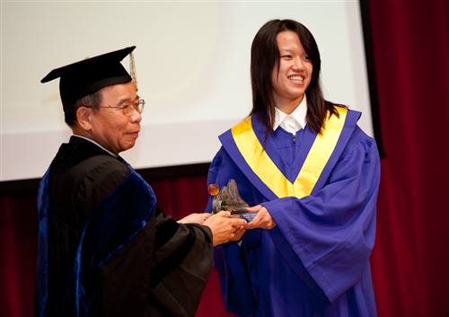 本校蘭陽校園於5日上午舉行第2屆畢業生之畢業典禮，典禮全程以英語進行。畢業生帶著師長及學弟妹的祝福，昂首開展人生新的里程碑。