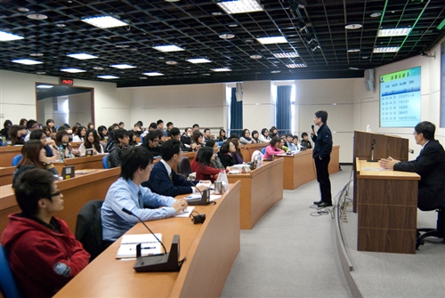 本學期商學院邀請知名企業主管及學者開授「理財與創業」講座課程，增進同學理財與創業觀念，並習取台灣創業家的智慧與經驗。