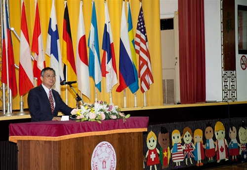 「99學年度淡江大學學生出國留學暨國際青年大使交流團授旗典禮」，於淡水校園學生活動中心舉行，460餘名學生們將帶著師長們滿滿的祝福，起航出海到實體環境，學習多元文化與語言及累積生命能量。