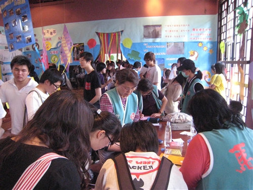 春暉週暨菸害防制成果展於覺軒花園教室陽光展開，張家宜校長親臨會場主持開幕式，並帶領師長剪掉長型拒菸，展現本校「向菸說不、健康邁步」的決心。