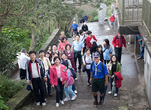 「全校觀音山健行」活動，教職員生體驗山脈之美。