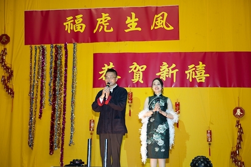 本校98年度歲末聯歡會在淡水校園學生活動中心熱鬧登場，豐富的摸彩品及多元具有特色的民俗技藝、箏胡、舞蹈、歌唱等表演，讓全校教職員工及退休人員High到最高點。