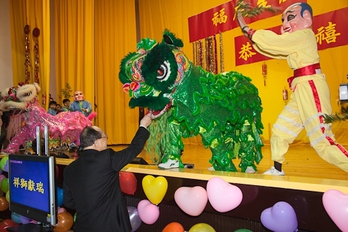 本校98年度歲末聯歡會在淡水校園學生活動中心熱鬧登場，豐富的摸彩品及多元具有特色的民俗技藝、箏胡、舞蹈、歌唱等表演，讓全校教職員工及退休人員High到最高點。