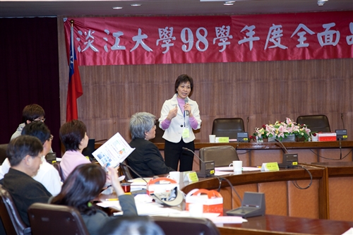 主題為「精進品管圈技能，強化跨組織合作」的98學年度全面品質管理研習會，張家宜校長並頒獎給本校品管圈競賽前3名的文革圈、兩極圈、黑眼鳳凰圈，並邀請台中榮民總醫院品管圈發表暨專題演講，以分享其執行品管圈的經驗與成效。