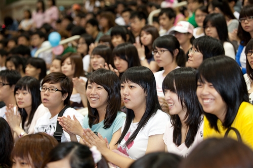 新淡江人登克難坡，本校99學年度新生開學典禮暨入學講習於淡水校園隆重舉行。