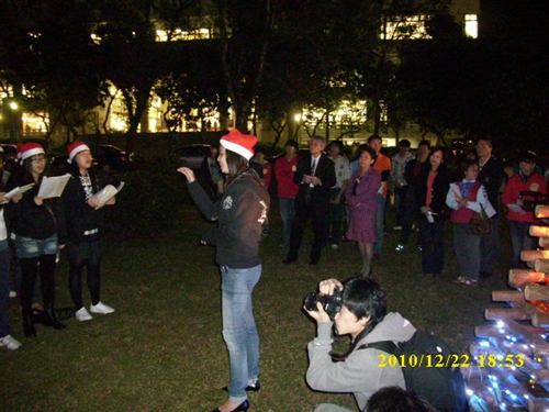 「淡江一甲子，旋轉久久，迎向100 蛋捲點燈」暨「2010白色聖誕化妝舞會」活動熱鬧登場。