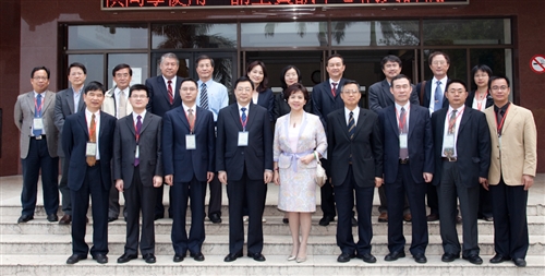 大陸廣州大學易佐永黨委書記等一行12人蒞校參訪，本校張家宜校長於驚聲國際會議廳主持簡報及座談，兩校針對進一步學術合作交流事宜進行熱烈的討論。