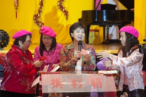 本校98年度歲末聯歡會在淡水校園學生活動中心熱鬧登場，豐富的摸彩品及多元具有特色的民俗技藝、箏胡、舞蹈、歌唱等表演，讓全校教職員工及退休人員High到最高點。