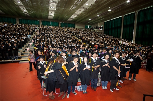 本校98學年度畢業典禮在淡水校園紹謨紀念體育館舉行，校長張家宜以「虎崗風雅林美化雨黌宮甲子春，學成啟航縱橫天下菁莪萬世秋」期勉每一位畢業生，秉持企業最愛的DNA，開創一番「淡江以你為榮」的榮耀。