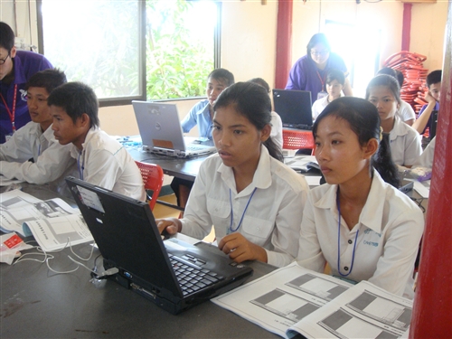 本校柬埔寨服務學習團利用寒假再度前往柬埔寨嗊布省蓮花市，進行中文、電腦教學的海外志工服務，展現學生專業知識與技能，提供有價值之服務，拓展生命的寬度。