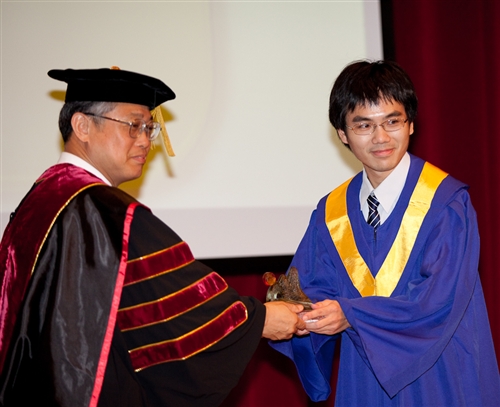 本校蘭陽校園於5日上午舉行第2屆畢業生之畢業典禮，典禮全程以英語進行。畢業生帶著師長及學弟妹的祝福，昂首開展人生新的里程碑。