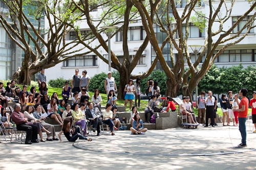 「外語週」於本週在外語大樓前、海報街展開，動人的各國舞蹈表演、各國文物美食讓全校動起來。