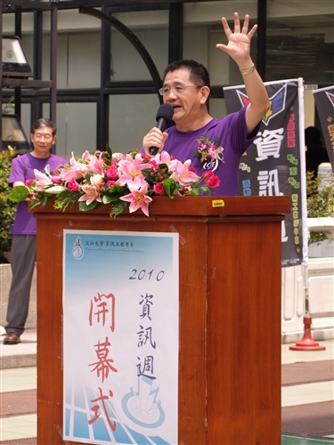 由資訊工程學系舉辦的「2010資訊週」，7日至10日登場，邀請高科技業者演講、參展並辦理學生生涯規劃講座，讓與會者了解系所多面向培養學生基本專業能力與就業力的策略。