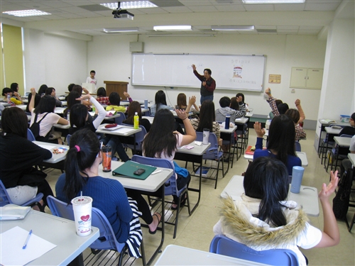 諮商輔導組於4月27日蘭陽校園CL407教室舉辦燦爛人生講座─美語老師的生涯規劃與發展