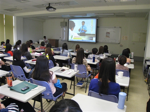 諮商輔導組於4月27日蘭陽校園CL407教室舉辦燦爛人生講座─美語老師的生涯規劃與發展