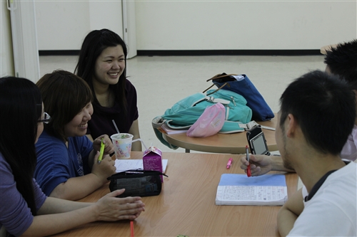 本學期(99學年度第2學期)第二梯次Chat Corner 開始囉!有意報名者，請於4月25日(星期一) 至6月3日(星期五)中午12時~下午4時起，至外語大樓地下室語言學習聯誼專區報名。