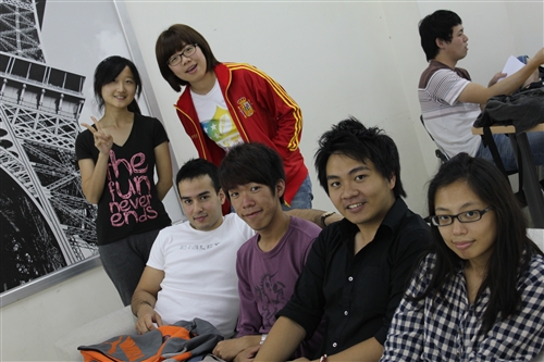 本學期(99學年度第2學期)第二梯次Chat Corner 開始囉!有意報名者，請於4月25日(星期一) 至6月3日(星期五)中午12時~下午4時起，至外語大樓地下室語言學習聯誼專區報名。