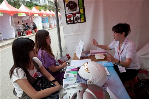 歡迎應屆畢業生參加6月9日「99學年度大專畢業生至校友企業就業媒合博覽會」