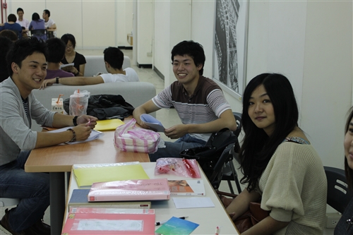 本學期(99學年度第2學期)第二梯次Chat Corner 開始囉!有意報名者，請於4月25日(星期一) 至6月3日(星期五)中午12時~下午4時起，至外語大樓地下室語言學習聯誼專區報名。