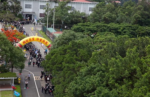 淡水校園舉行99學年度畢業典禮。