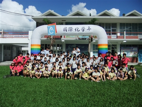 全國首部由本校化學系打造的「行動化學館」巡迴車前進澎湖島。