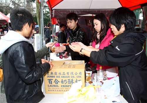 第8屆文化週「帶我去旅行」於本週在淡水校園海報街及黑天鵝展示廳熱鬧登場。