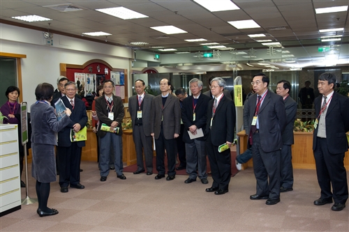 本校100年度校務自我評鑑，14位校外委員蒞校實地訪評。