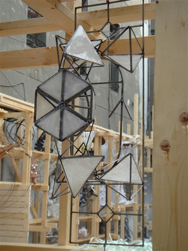 建築系師生在「URS127公店」以古物創作「視牆」，留下迪化街的歷史印記。