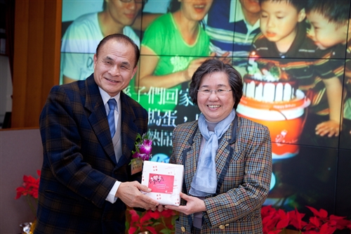 感謝與祝福，本校舉行99學年度第1學期榮退同仁歡送茶會。