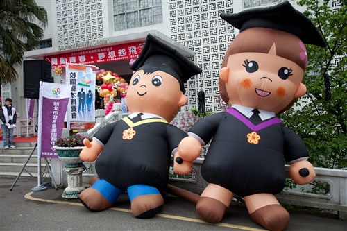 「舞動青春夢想起飛」校園系列徵才活動在本校起跑。