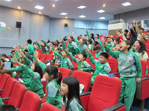 服務學習課程與社區相結合，宣導「交通安全」與「校園安全」。