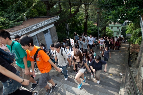 新淡江人登克難坡，100學年度新生開學典禮暨入學講習於淡水校園舉行。