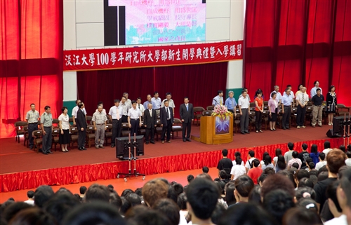 新淡江人登克難坡，100學年度新生開學典禮暨入學講習於淡水校園舉行。