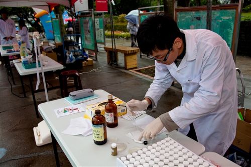 全國首部「行動化學館」巡迴車在本校啟用。