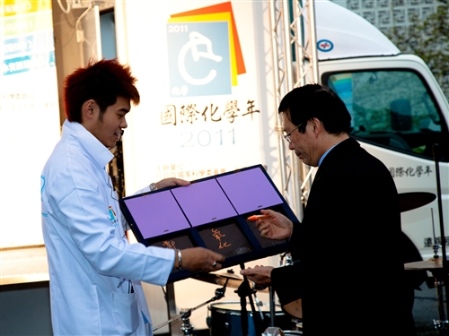 全國首部「行動化學館」巡迴車在本校啟用。