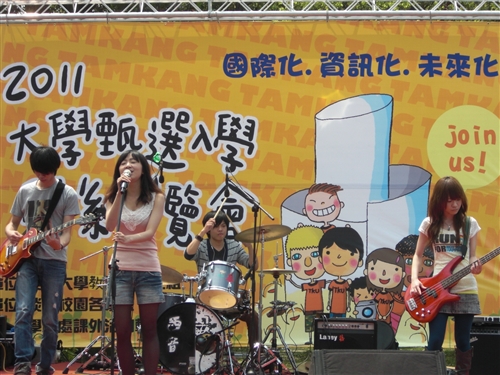 教務處舉辦首屆「2011大學甄選入學學系博覽會」，全方位服務考生。