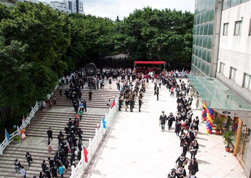 淡水校園舉行99學年度畢業典禮。