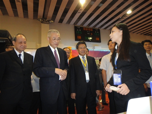 全國資訊服務創新競賽，資管系同學榮獲分組第1名、第2名。