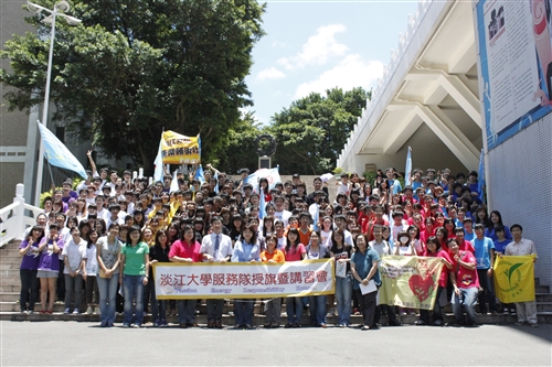 「服務無邊界、愛心傳千里」--本校暑期服務隊再出發。