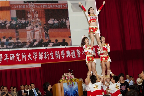 新淡江人登克難坡，100學年度新生開學典禮暨入學講習於淡水校園舉行。