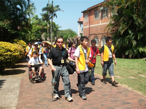 世界清潔日新生掃街、有愛無礙遊淡水。