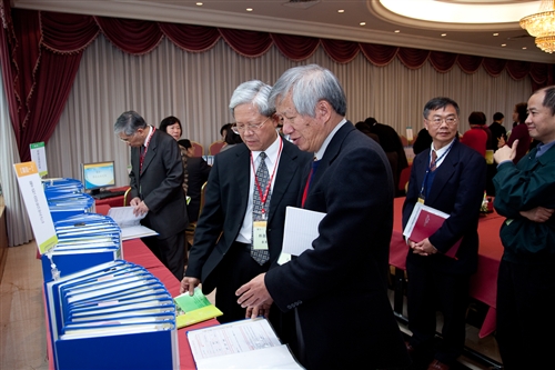 本校100年度校務自我評鑑，14位校外委員蒞校實地訪評。