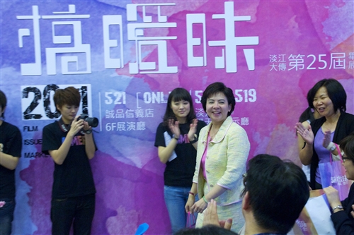 大傳系第25屆畢業成果展在黑天鵝展示廳展出。