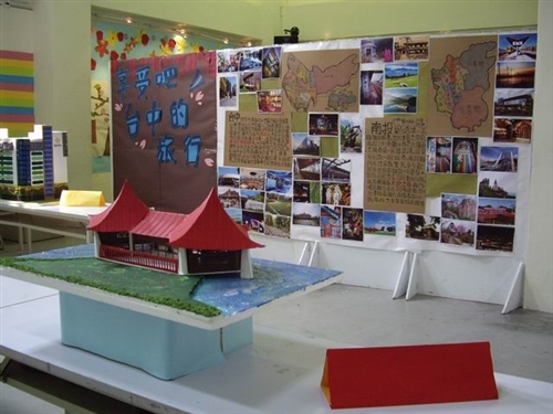 第8屆文化週「帶我去旅行」於本週在淡水校園海報街及黑天鵝展示廳熱鬧登場。