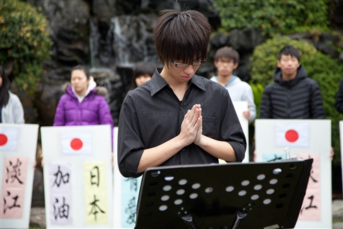 「日本甘巴嗲，淡江愛很大！」本校舉行關懷日本震災祝福音樂會。